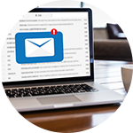 パソコンにメール着信のアイコンの写真